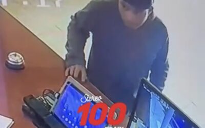 Cámara de seguridad capta a sujeto desconocido que ingresó a un negocio de la zona 3 de Xela, para sustraer un teléfono valorado en Q2 mil 500.