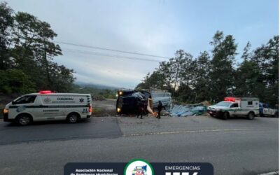 Camión que transportaba materiales de construcción vuelca en la ruta entre Sololá y El Quiché