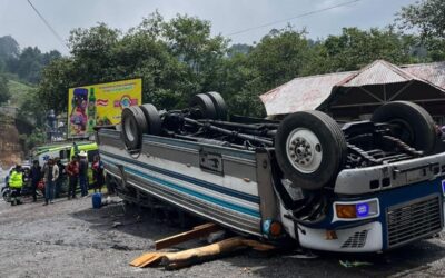 Bus de los transportes Marquensita vuelca en la ruta Interamericana