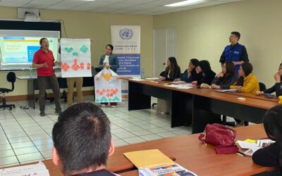 Participan en socialización y taller de atención a migrantes