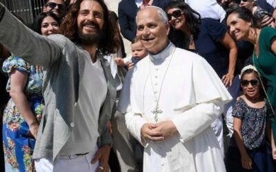 Actor que interpreta a Jesús en la serie «The Chosen» tuvo emotivo encuentro con el papa León XIV