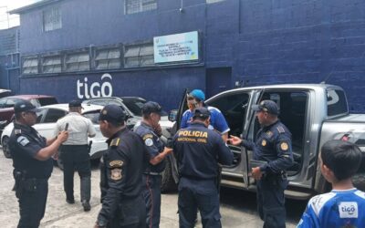 Hombre deja a su hijo dentro de picop por ir a ver partido de Suchitepéquez