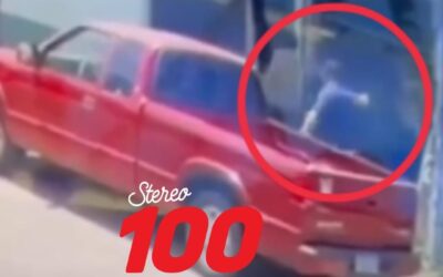 Cámara de vigilancia capta a dos pistoleros cuando disparan contra tres hombres.