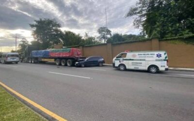 Menor de edad herido al colisionar con plataforma de tráiler