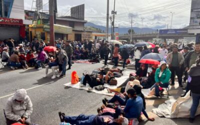 Maestros afiliados al STEG bloquean en Totonicapán