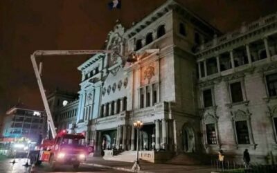 Hombre evade seguridad e intenta lanzarse de cornisa del Palacio Nacional de la Cultura de Guatemala