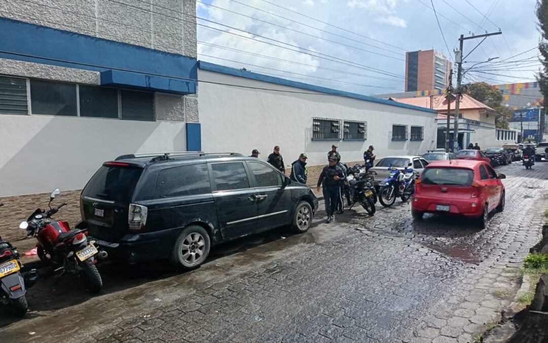 Sicario se acerca a hombre, lo golpea y luego le dispara