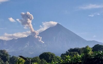Insivumeh emite boletín por actividad del volcán Santiaguito