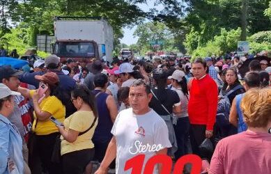 Maestros afiliados al STEG bloqueo en el cruce del Zarco