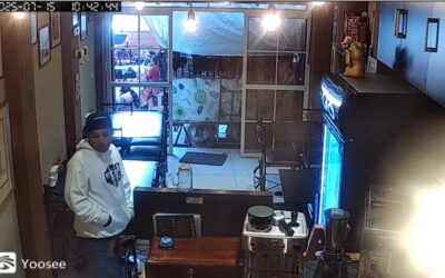 Cámara graba el robo de un teléfono celular en un negocio en Salcajá