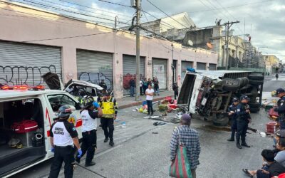 Aparatoso accidente deja varios heridos frente al Congreso de la República.