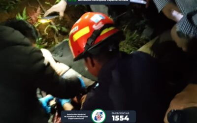 Vehículo cargado de cemento vuelca y deja 4 personas heridas