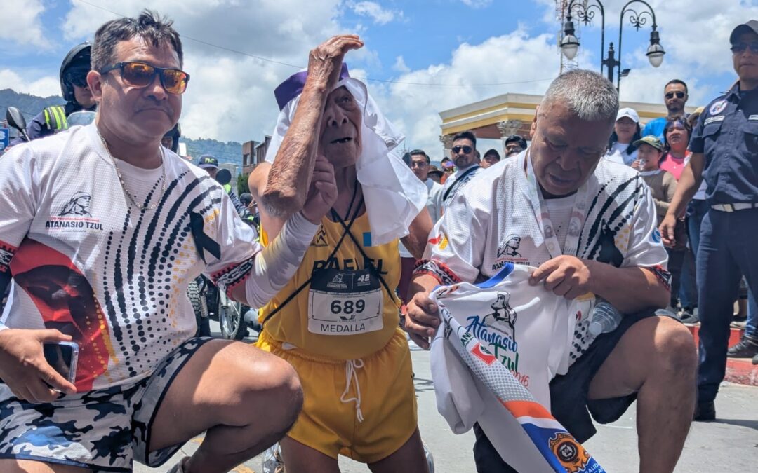 Con 86 años cruzó la meta de la Medio Maratón Atanasio Tzul