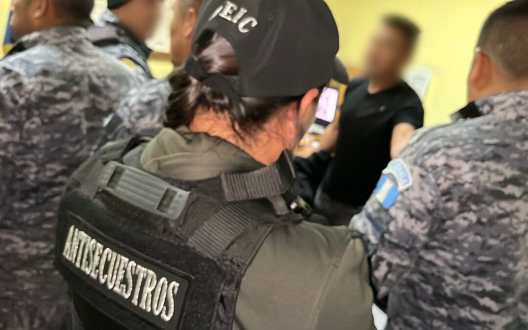 Liberan a guardias retenidos por reos