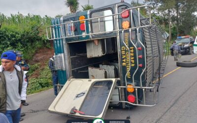 Bus vuelca en Chimaltenango
