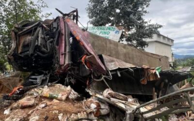 Tres heridos en accidente de camión repartidor de bebidas en la «Vuelta del Payaso»