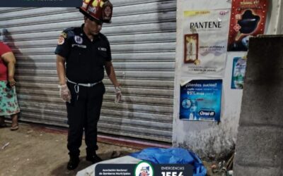 Localizan el cadáver de un hombre afuera de tienda