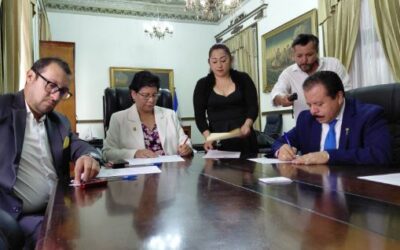 Muni de Xela y Gobernación firman convenio para ejecución de tres proyectos