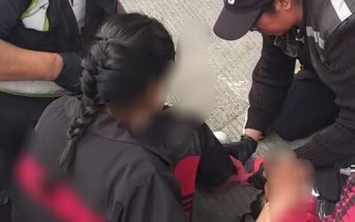 Adolescente queda debajo de mototaxi volcado