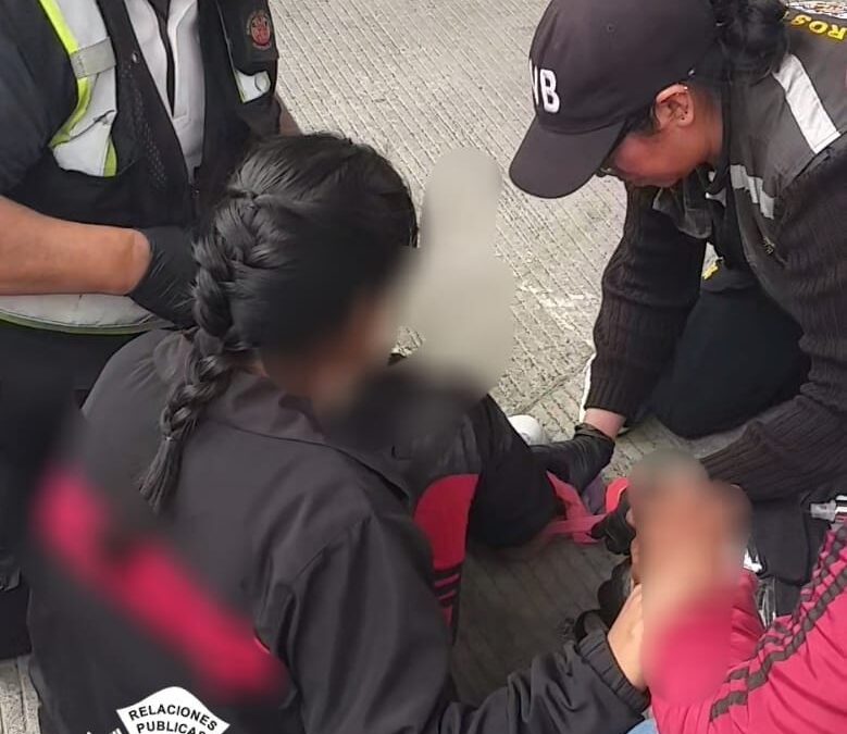 Adolescente queda debajo de mototaxi volcado