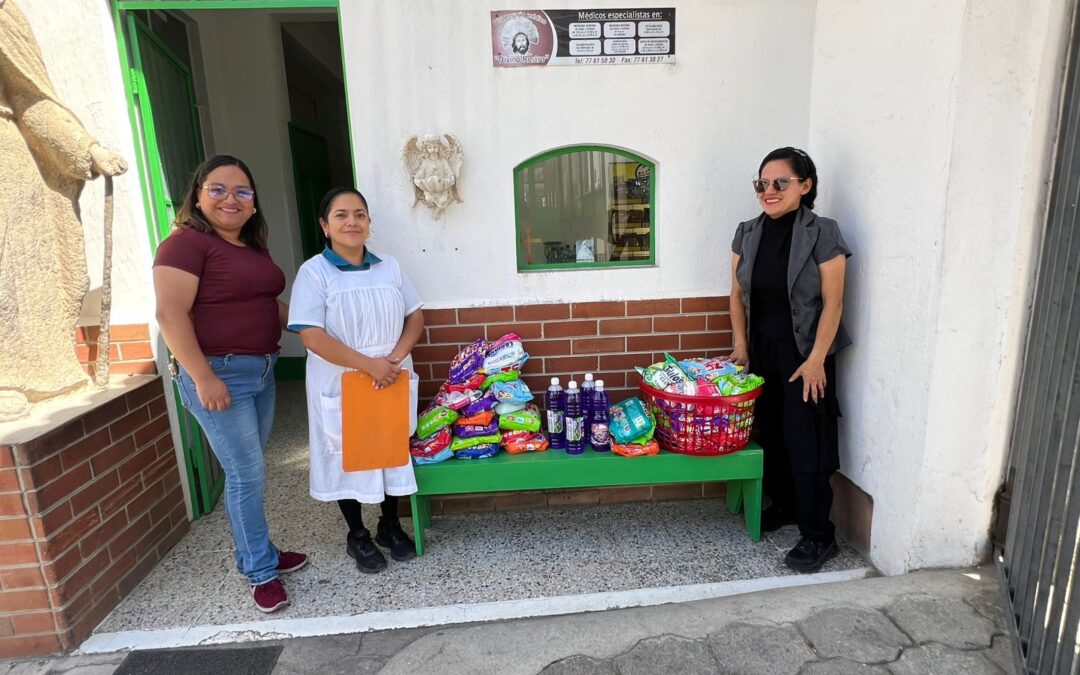 Entregan productos de limpieza a dos hogares