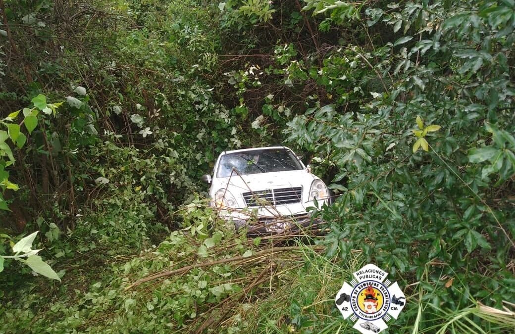 Vehículo cae a hondonada en la ruta Interamericana