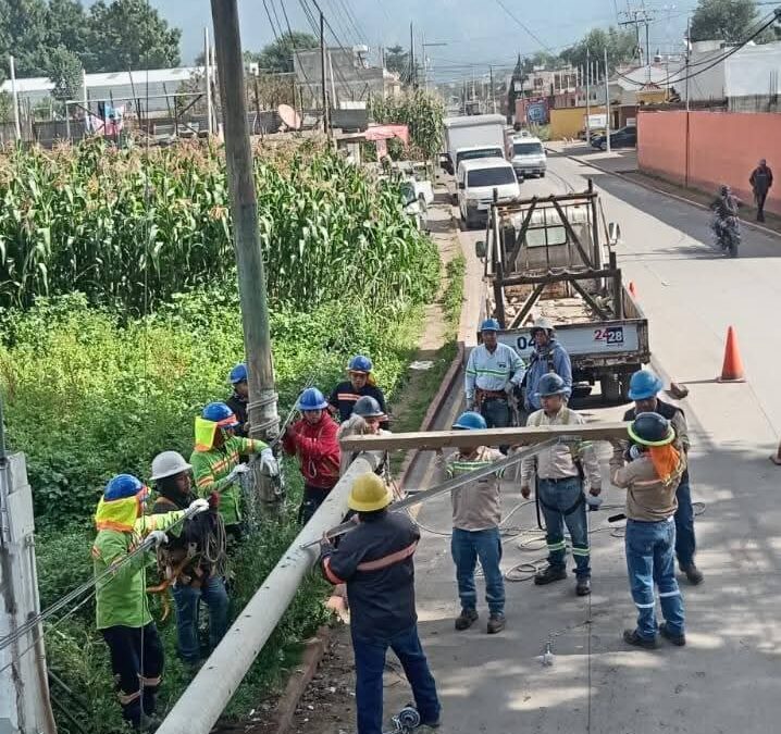 EEMQ trabaja cuatro horas para cambiar estructura dañada en accidente vial