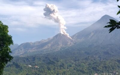 Insivumeh y Conred monitorean volcanes Santiaguito y De Fuego