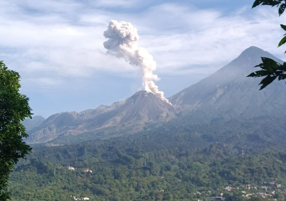 Insivumeh y Conred monitorean volcanes Santiaguito y De Fuego