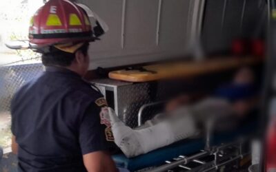 Menor de edad, quien conducía motocicleta, herido al impactar con vehículo