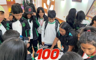 Alumnos visitan centro cultural en Xela para conocer galería de arte