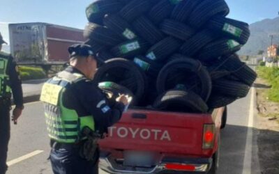 PNC sanciona a piloto de picop por trasladar carga peligrosa e inadecuada