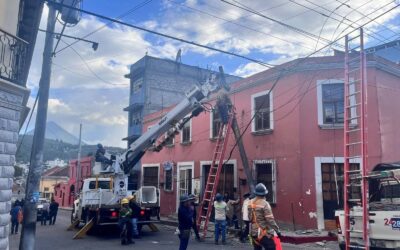 Bus destruyó poste en la cuesta de la cervecería