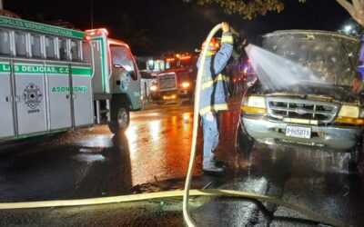 Se incendió su picop cuando descargaba fruta