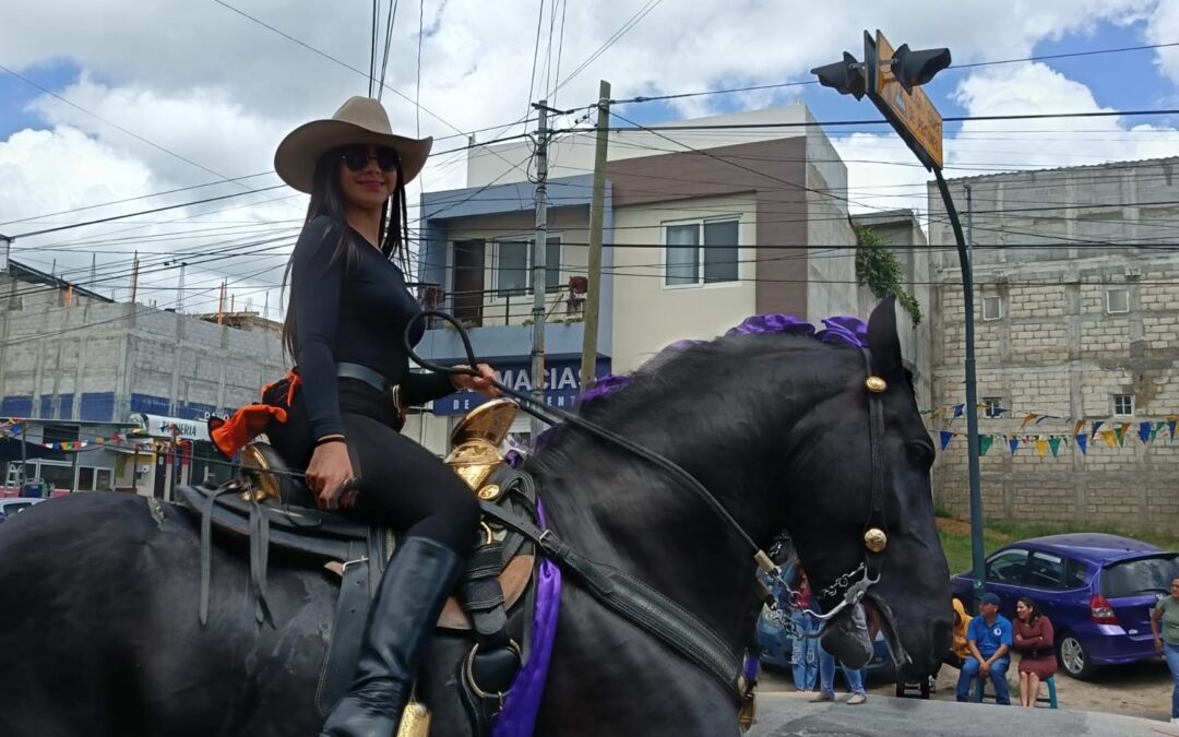 Con algunos jinetes con armas, realizan desfile hípico en Salcajá