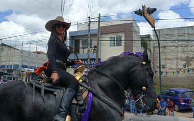 Con algunos jinetes con armas, realizan desfile hípico en Salcajá