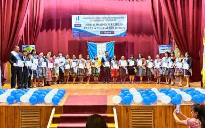 Condecoran a estudiantes destacados en Totonicapán