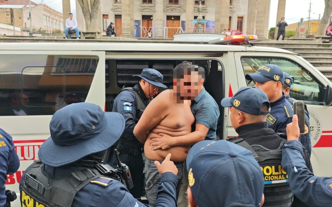 Padre e hijo detenidos por riña y amenazas con arma de fuego en restaurante