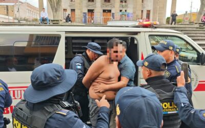 Padre e hijo detenidos por riña y amenazas con arma de fuego en restaurante