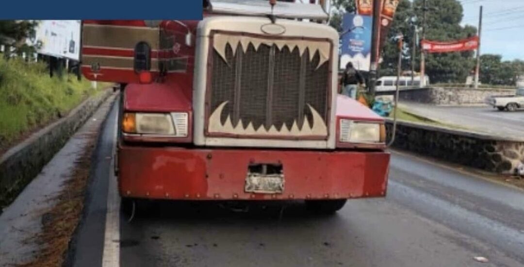 Colisión entre microbús y camión en sector de La Licorera