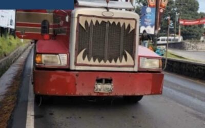 Colisión entre microbús y camión en sector de La Licorera