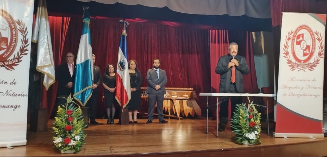 Juramentan a nueva junta directiva de la Asociación de Abogados y Notarios de Quetzaltenango.