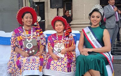 Se presentan reinas nacionales e internacionales frente a la municipalidad