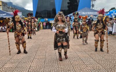 Estudiantes universitarios realizan presentaciones culturales.