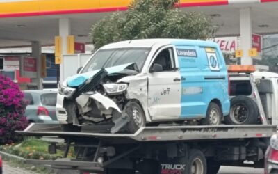 Dos hombres resultan heridos tras accidente de tránsito