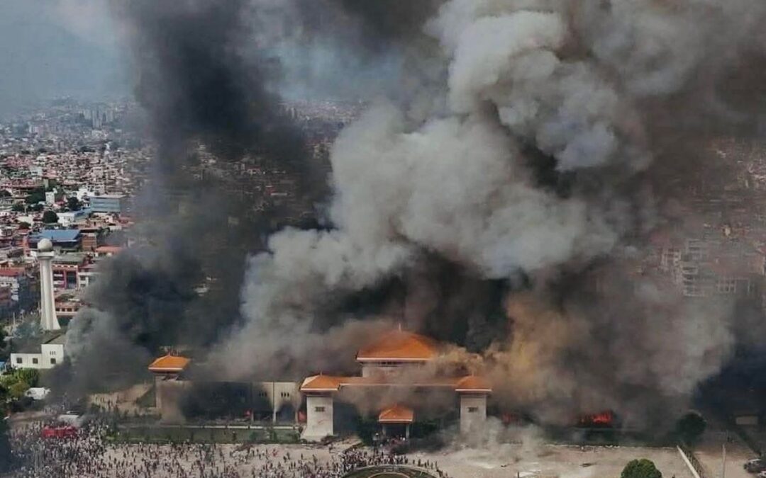 Nepal en crisis: El primer ministro dimite y manifestantes incendian el Parlamento