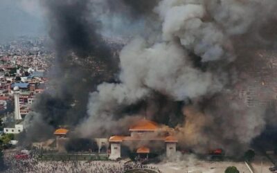 Nepal en crisis: El primer ministro dimite y manifestantes incendian el Parlamento