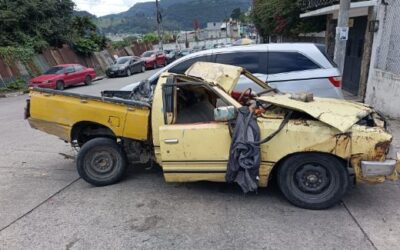 Picop que transportaba madera vuelca en la Cuesta Blanca de Quetzaltenango