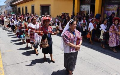 Candidatas al ceremonial Ukotz’ijal Mayab Tinimit recorren Centro Histórico de Quetzaltenango