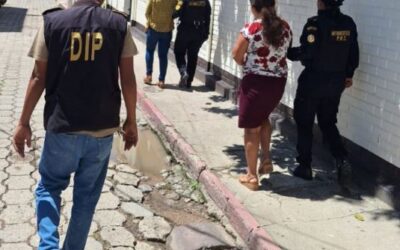 PNC captura a madre e hija por agredir con piedras y tubos a una joven